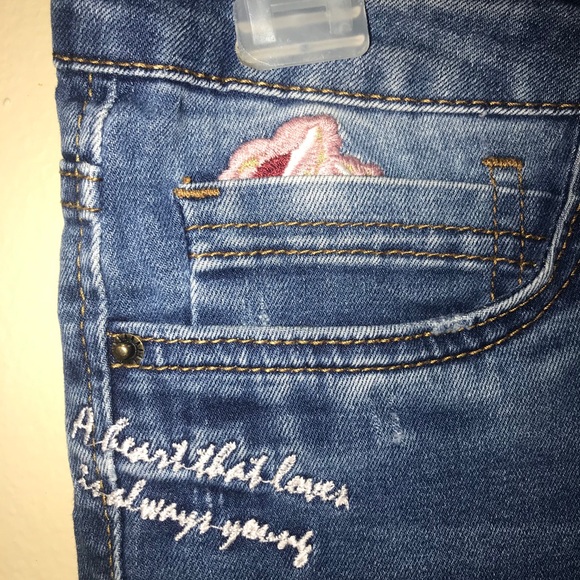 Mid-Rise Floral Design Jeans in Size 3 - Picture 2 of 6